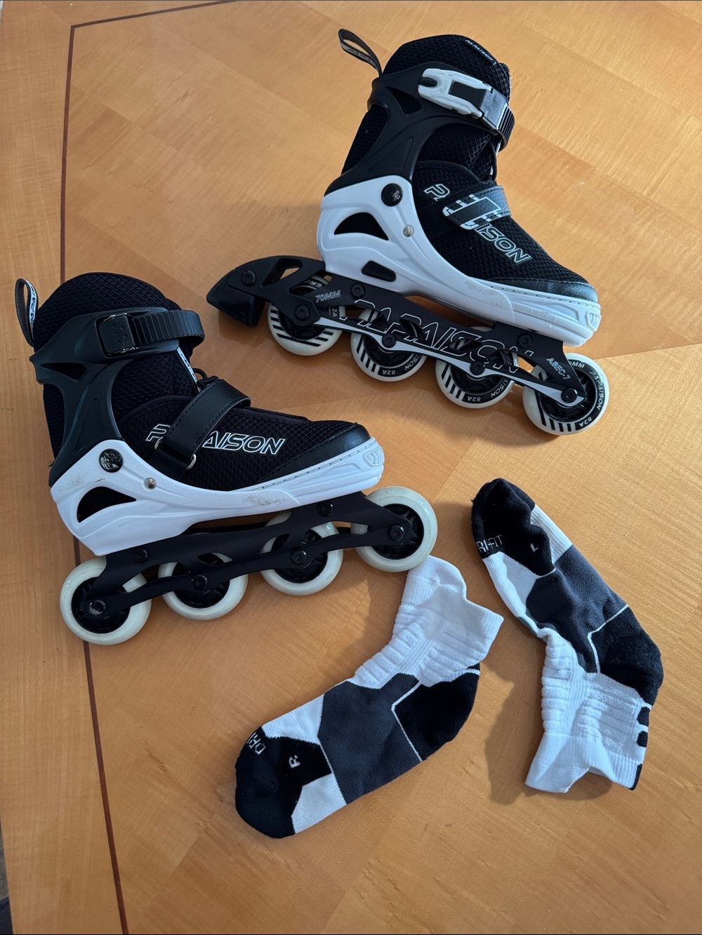 PApaison Kids Inline Roller Skates - Black & White  size 1-4